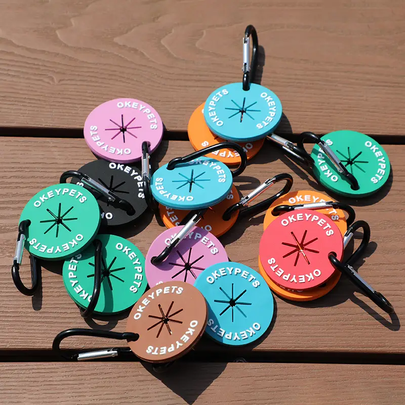 OKEYPETS - Distributeur de sacs à déjections canines écologiques et personnalisés OKEYPETS pour animaux de compagnie, avec clip de fixation en PVC. 1