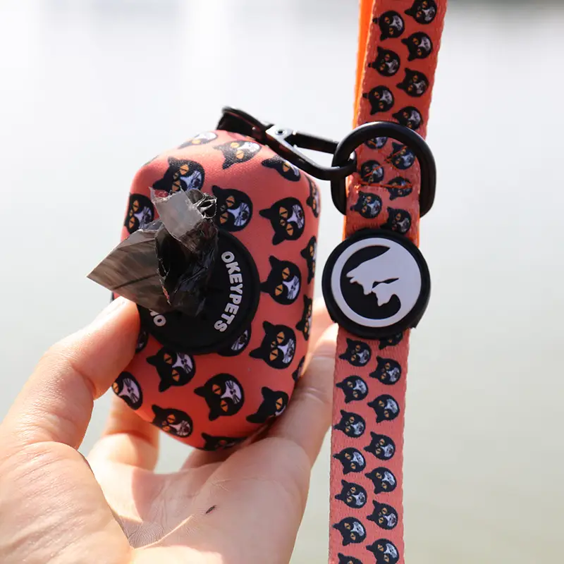 OKEYPETS - Distributeur de sacs à déjections canines à fixation rapide OKEYPETS, en néoprène, avec attache pour laisse. Porte-sacs à déjections canines en néoprène. 1