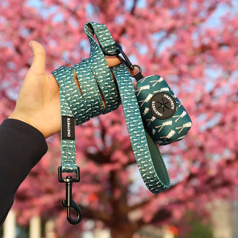 OKEYPETS - Laisse pour chien OKEYPETS personnalisée avec logo et motif élégant, double couche respirante et absorbant la transpiration, idéale pour promener ou courir. Laisse en néoprène. 1