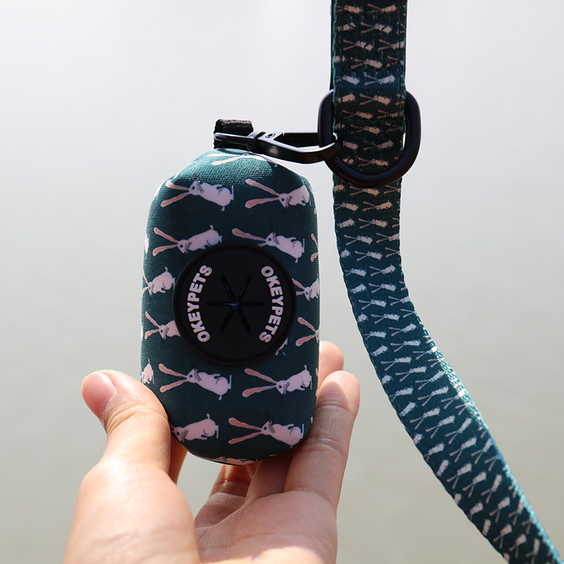 OKEYPETS - OKEYPETS Портативный неопреновый диспенсер для пакетов для собачьих экскрементов, изготовленный на заказ, для прогулок. Держатель для пакетов для собачьих экскрементов. 13