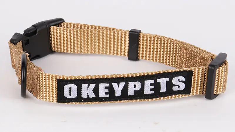 Collier pour chien OKEYPETS en nylon résistant et ajustable, couleur unie, avec logo tissé 1