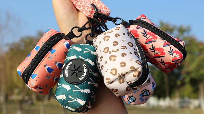 OKEYPETS Accessoire de promenade personnalisé pour animaux de compagnie Porte-sacs à déjections canines personnalisé Distributeur de sacs à déjections canines en néoprène 6