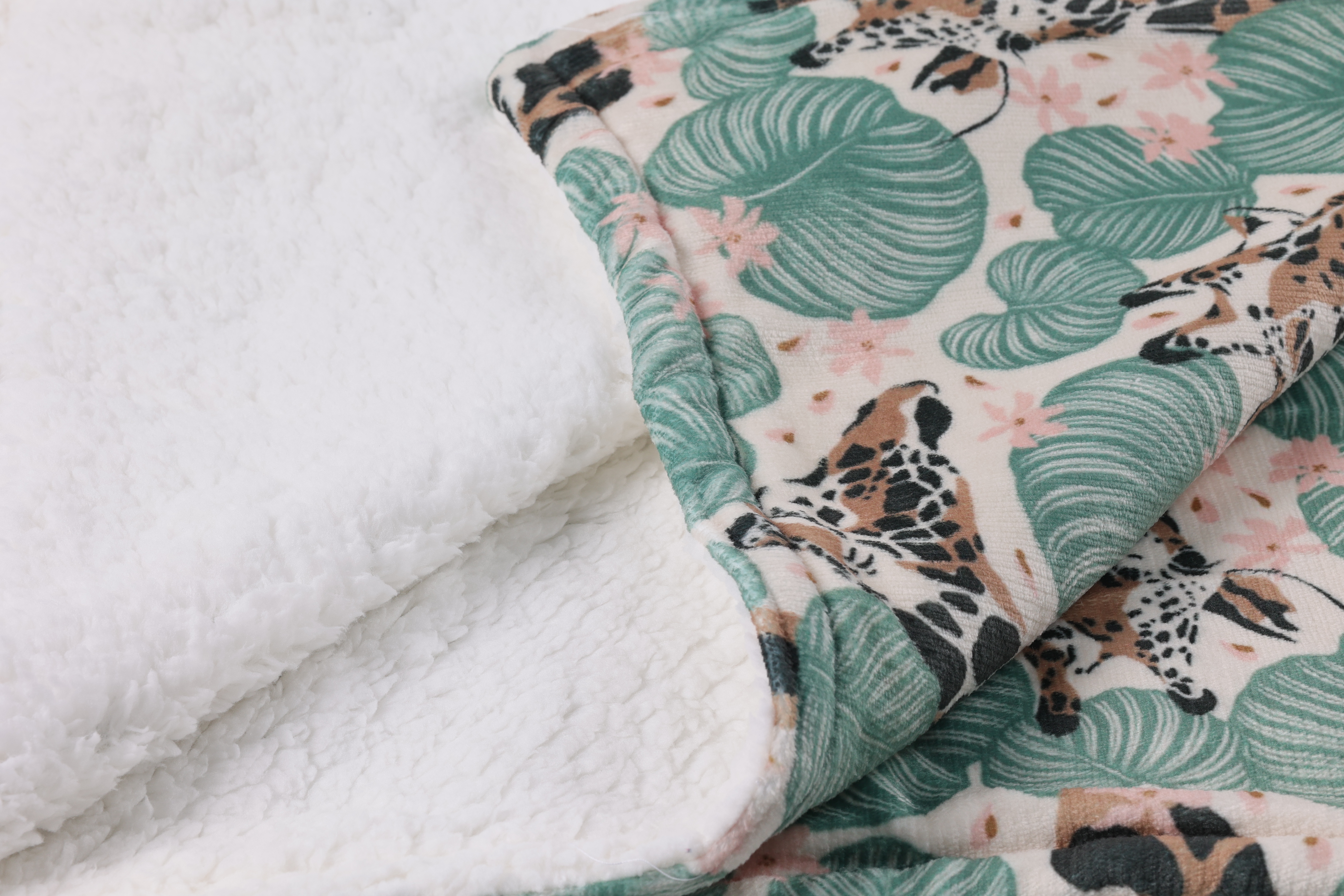 Couvertures apaisantes imprimées en gros, douces et moelleuses, en polaire premium, pour chiens, chiots et chats. 7