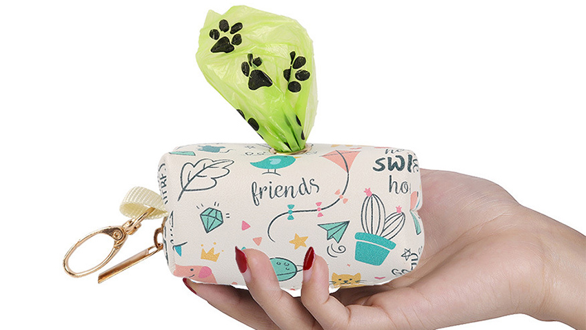  Distributeur de sacs à déjections canines en cuir avec logo personnalisé OKEYPETS, idéal pour les voyages en extérieur. Prix avantageux. 