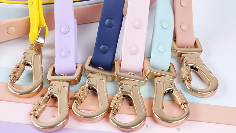 Ensemble collier et laisse pour chien en PVC multicolore, en vente en gros. Collier souple imperméable avec logo personnalisé et étiquette nominative. 1