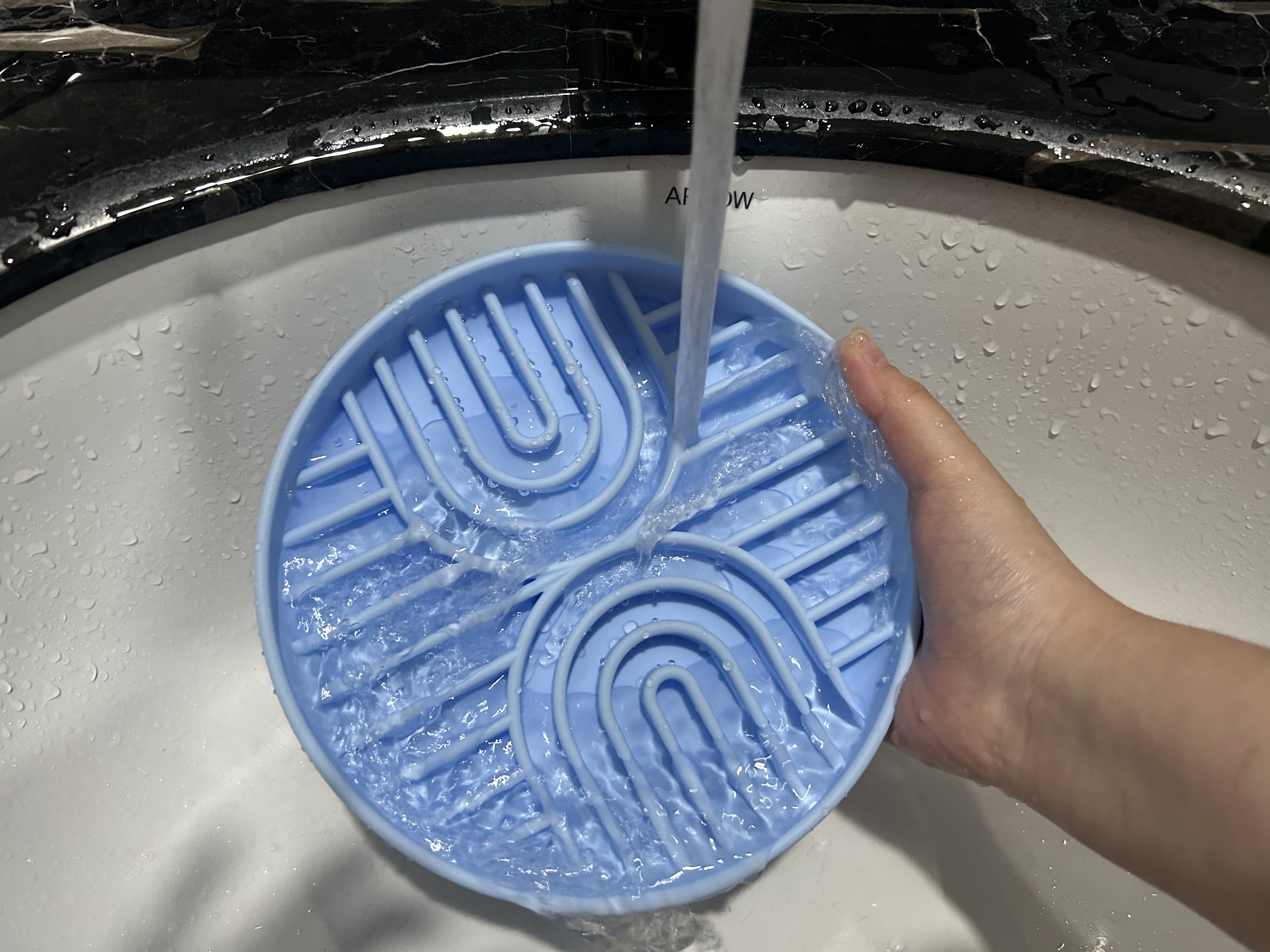 Gamelle puzzle ludique en silicone avec logo personnalisé, ronde, rose et bleue, pour chien, avec ventouses, idéale pour une alimentation lente. 6