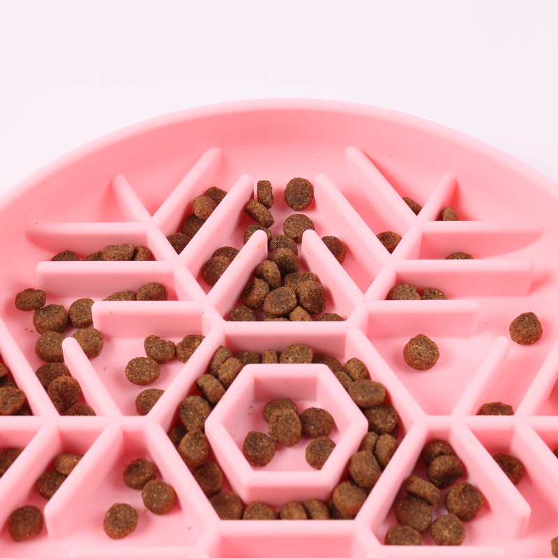 Gamelle puzzle ludique en silicone avec logo personnalisé, ronde, rose et bleue, pour chien, avec ventouses, idéale pour une alimentation lente. 4