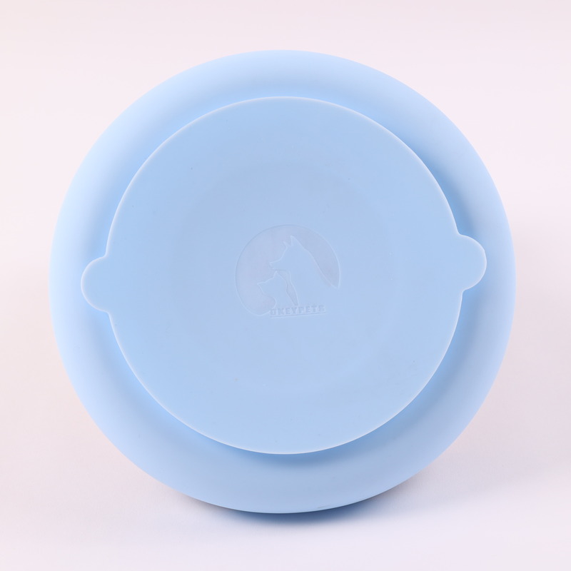 Gamelle puzzle ludique en silicone avec logo personnalisé, ronde, rose et bleue, pour chien, avec ventouses, idéale pour une alimentation lente. 5