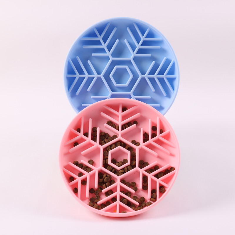 Gamelle puzzle ludique en silicone avec logo personnalisé, ronde, rose et bleue, pour chien, avec ventouses, idéale pour une alimentation lente. 9