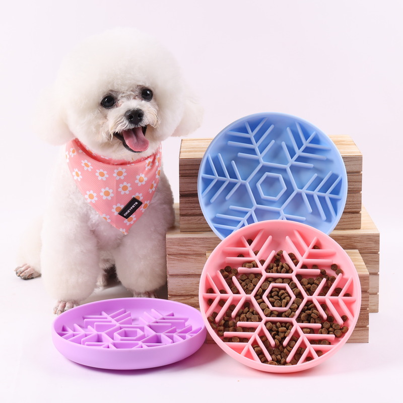 Gamelle puzzle ludique en silicone avec logo personnalisé, ronde, rose et bleue, pour chien, avec ventouses, idéale pour une alimentation lente. 8