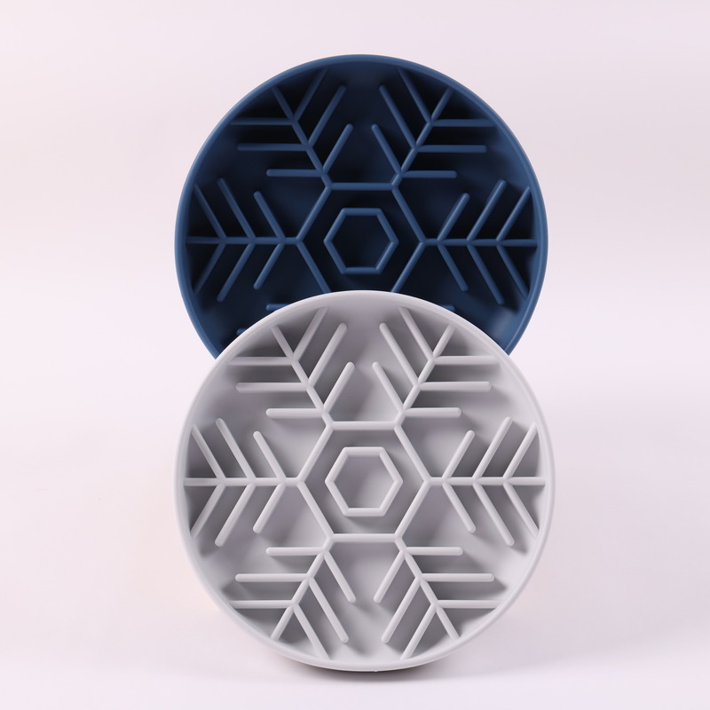 Gamelle puzzle ludique en silicone avec logo personnalisé, ronde, rose et bleue, pour chien, avec ventouses, idéale pour une alimentation lente. 10