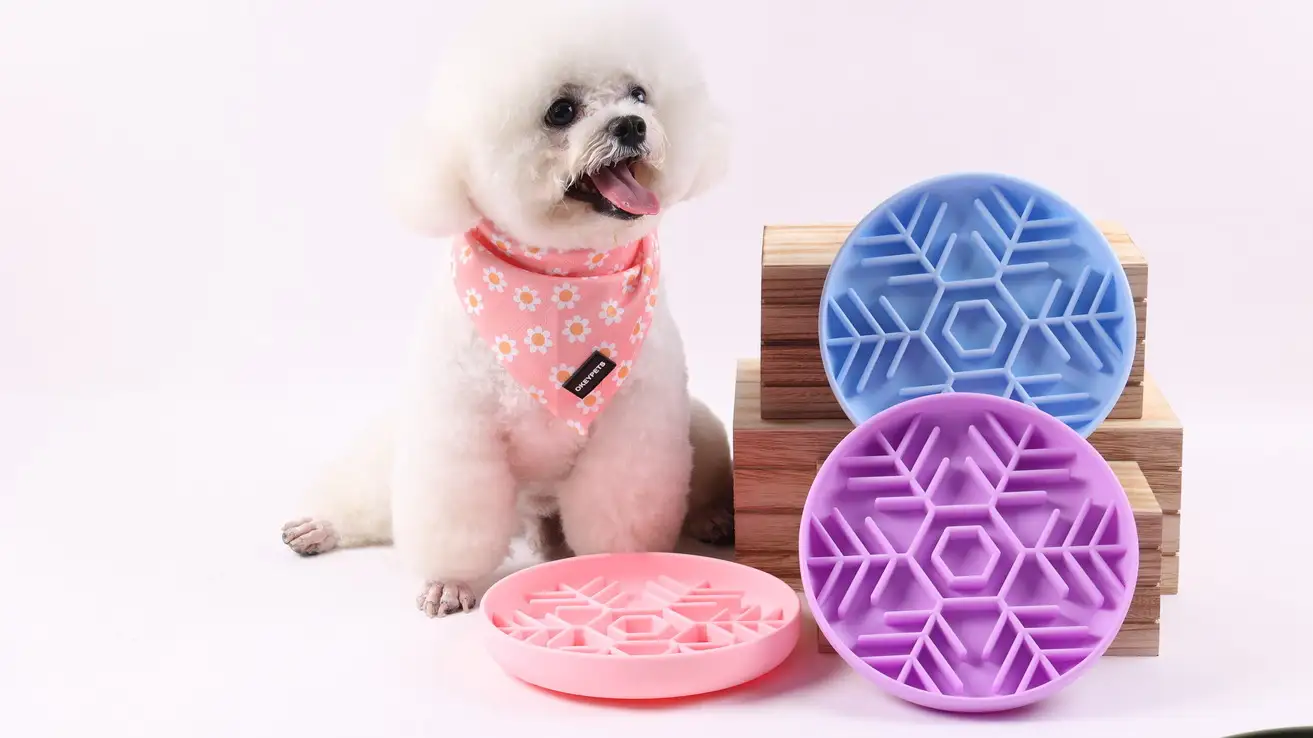 Gamelle puzzle ludique en silicone avec logo personnalisé, ronde, rose et bleue, pour chien, avec ventouses, idéale pour une alimentation lente. 1
