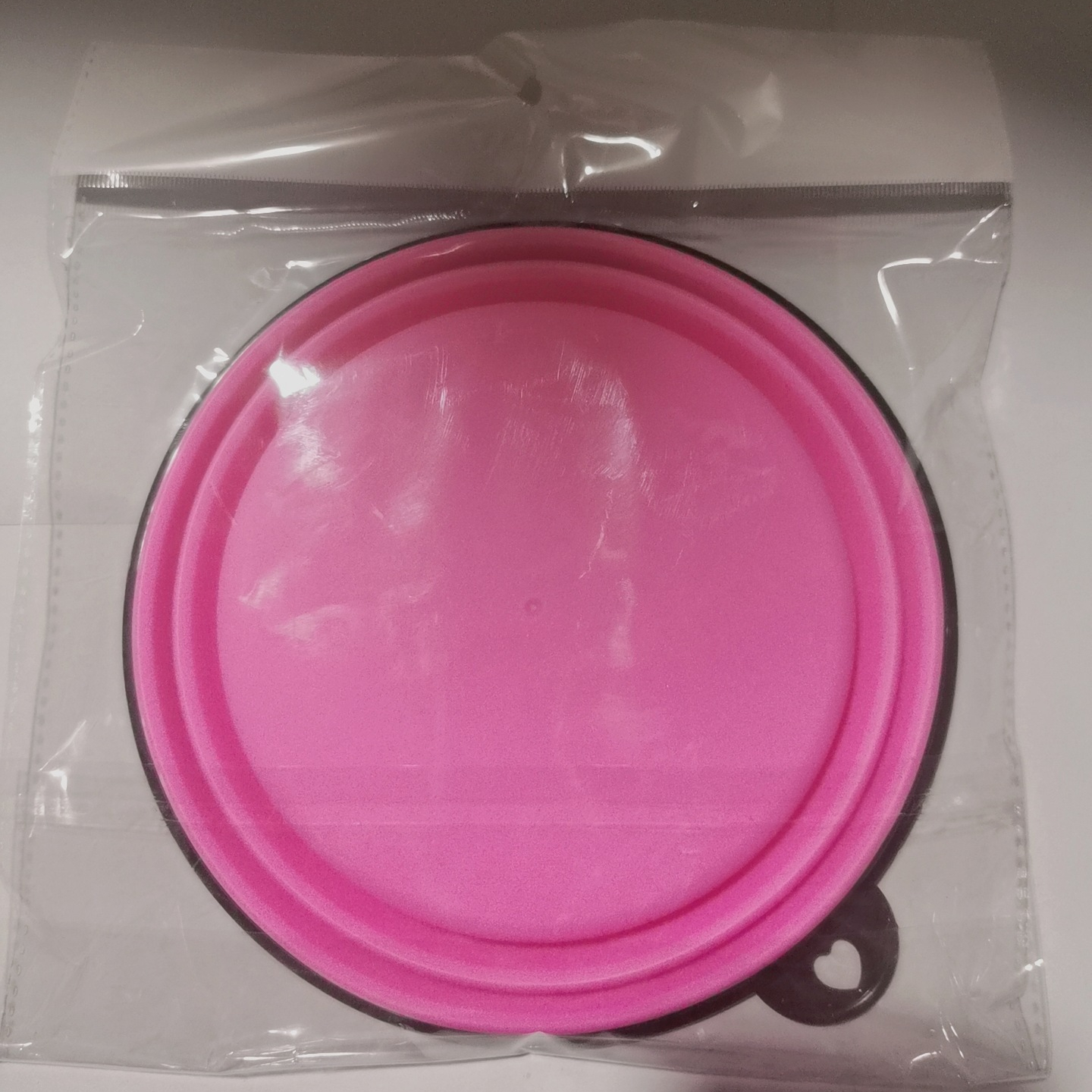 Gamelles pliables pour chiens et chats, idéales pour les voyages. Disponibles en gros. Fabriquées en silicone alimentaire et sans danger pour les petits chiens et chats. 4