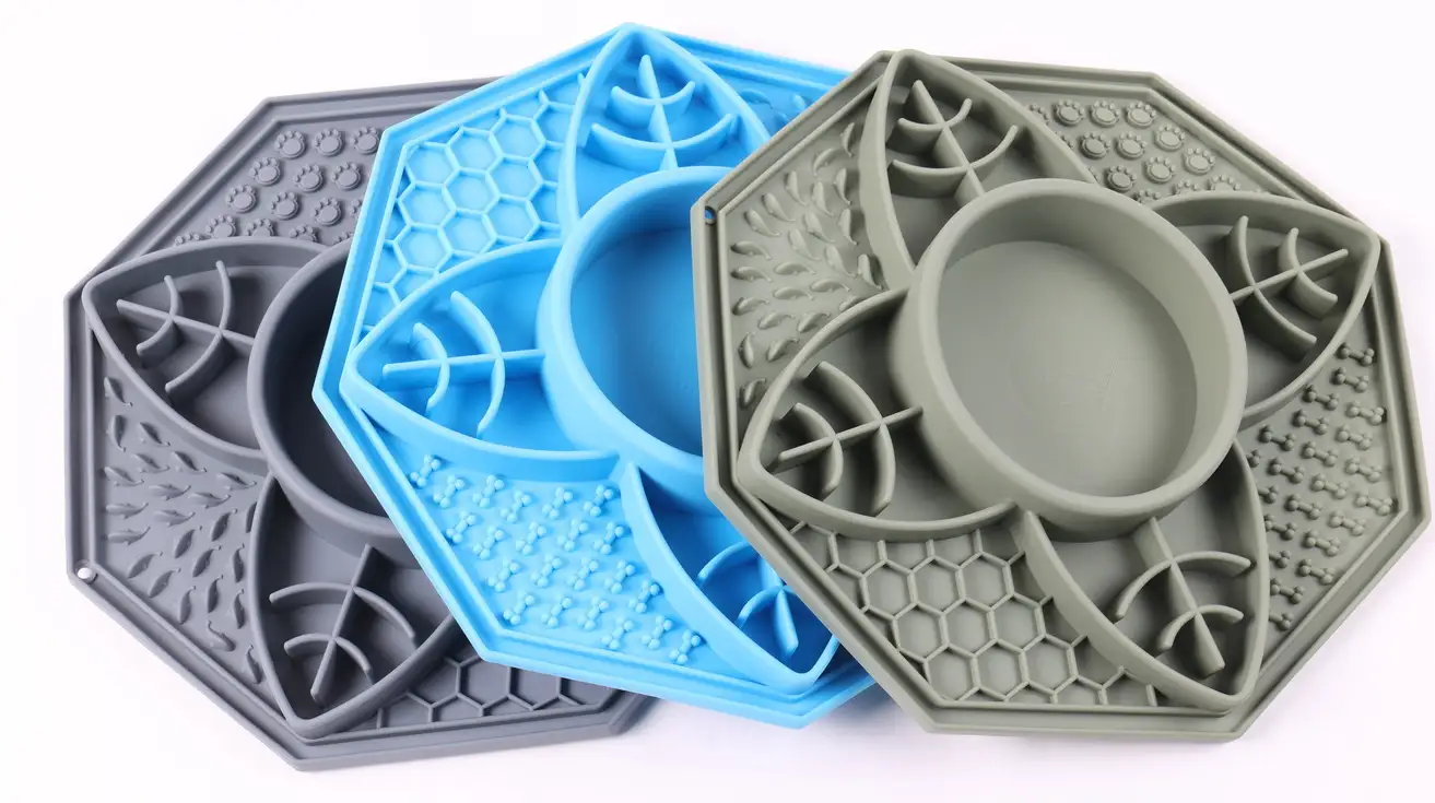 Gamelle anti-glouton pour chien, avec labyrinthe ludique et antidérapant, en silicone alimentaire sans danger pour les chiens. 1