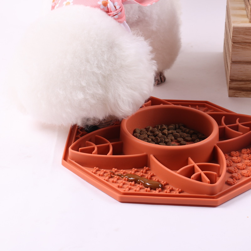 Gamelle anti-glouton pour chien, avec labyrinthe ludique et antidérapant, en silicone alimentaire sans danger pour les chiens. 7