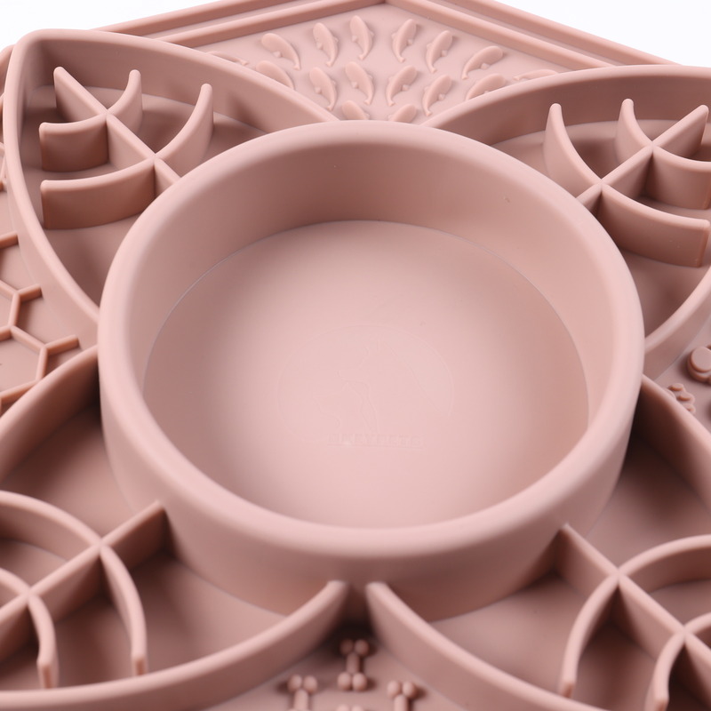 Gamelle anti-glouton pour chien, avec labyrinthe ludique et antidérapant, en silicone alimentaire sans danger pour les chiens. 4