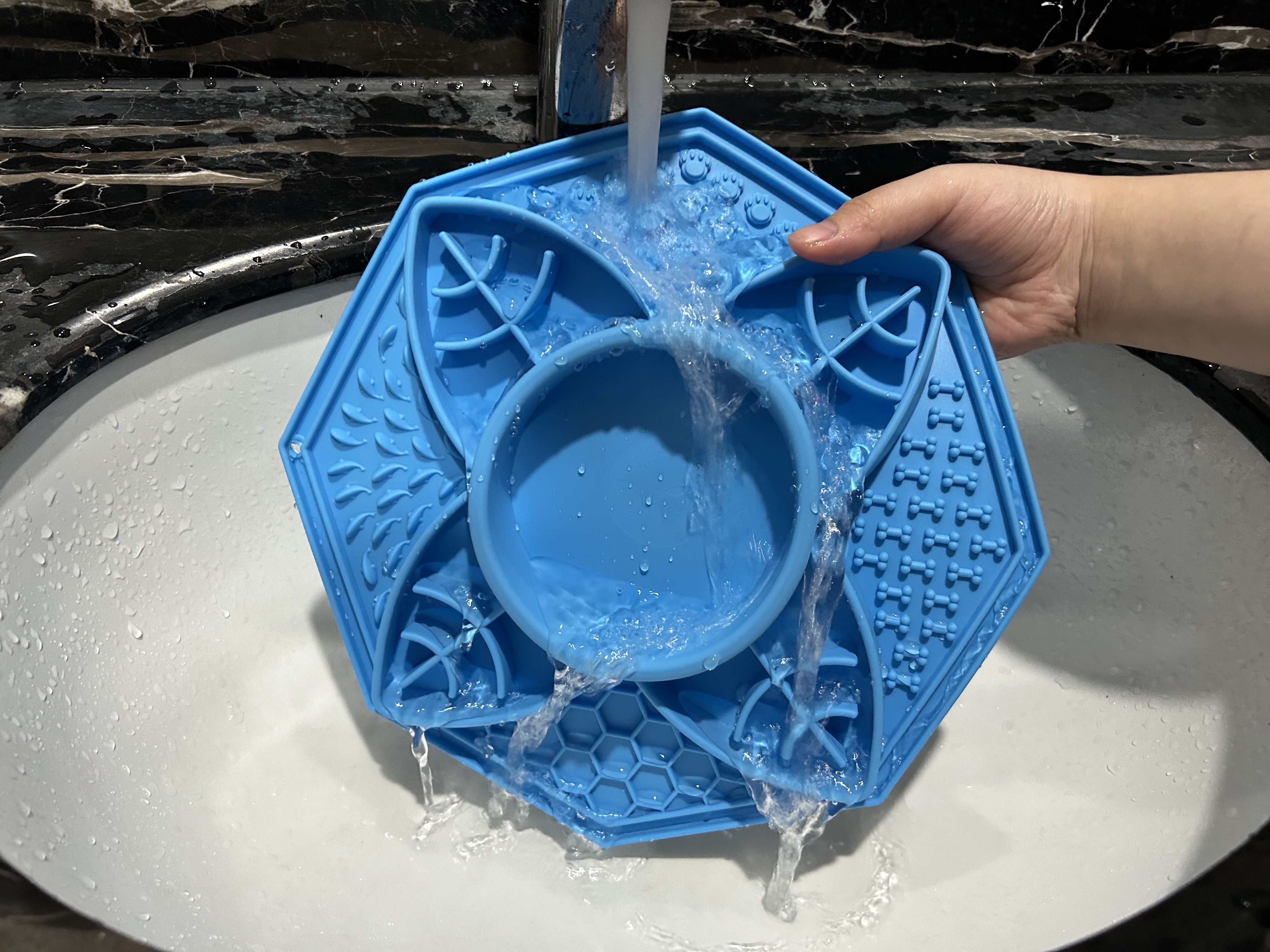 Gamelle anti-glouton pour chien, avec labyrinthe ludique et antidérapant, en silicone alimentaire sans danger pour les chiens. 6