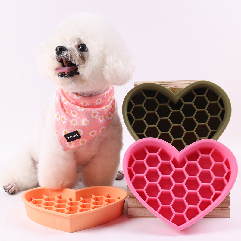 Gamelle anti-glouton en forme de cœur pour chien, idéale pour les petits et grands animaux de compagnie. Silicone de qualité alimentaire. 8