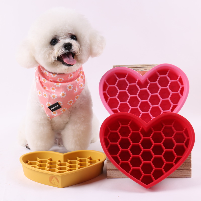 Gamelle anti-glouton en forme de cœur pour chien, idéale pour les petits et grands animaux de compagnie. Silicone de qualité alimentaire. 7