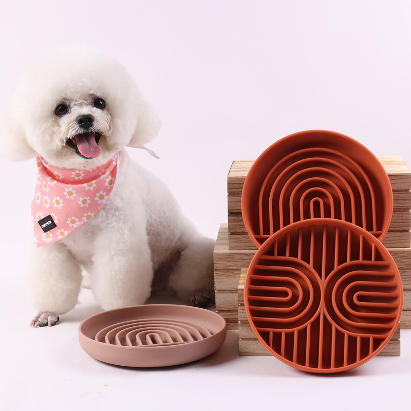Gamelle pour chien personnalisée avec logo, colorée et ludique, en silicone rose et bleu, ronde, pour mangeuse lente, avec ventouses 8