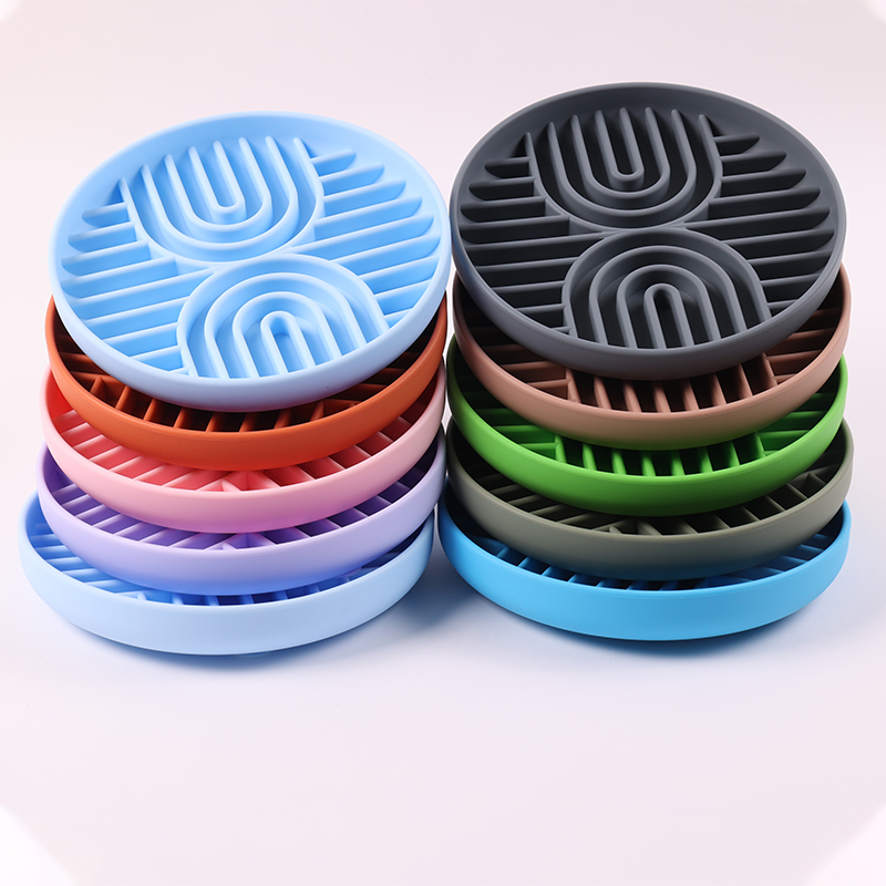 Gamelle pour chien personnalisée avec logo, colorée et ludique, en silicone rose et bleu, ronde, pour mangeuse lente, avec ventouses 9