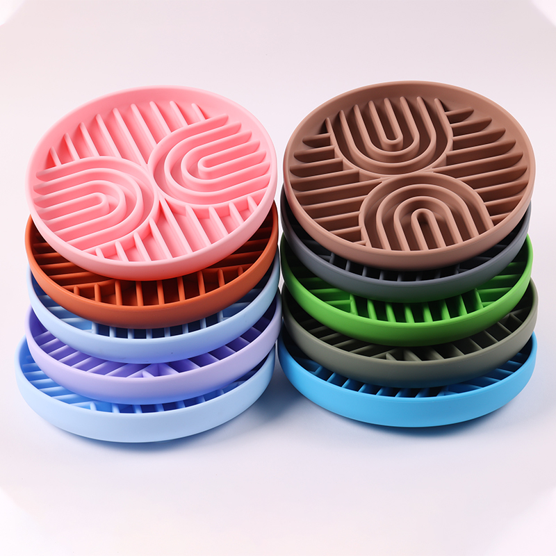 Gamelle pour chien personnalisée avec logo, colorée et ludique, en silicone rose et bleu, ronde, pour mangeuse lente, avec ventouses 10