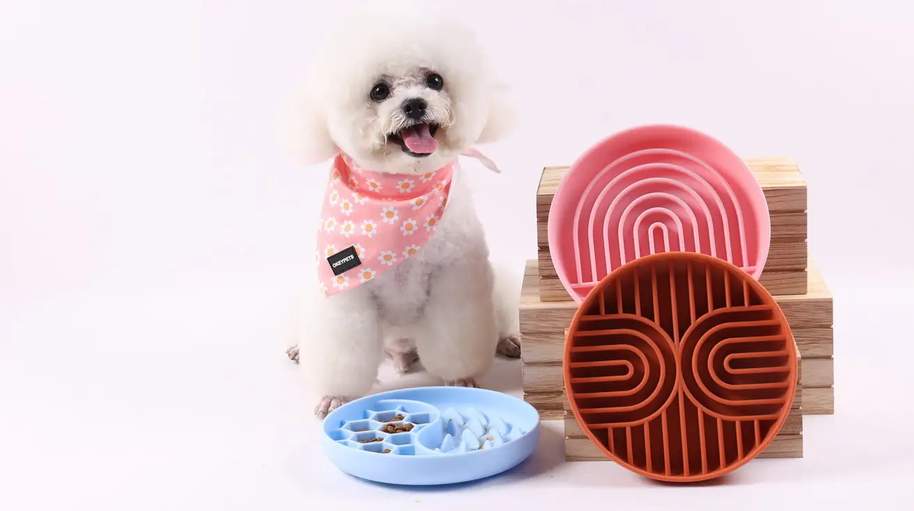 Gamelle pour chien personnalisée avec logo, colorée et ludique, en silicone rose et bleu, ronde, pour mangeuse lente, avec ventouses 1
