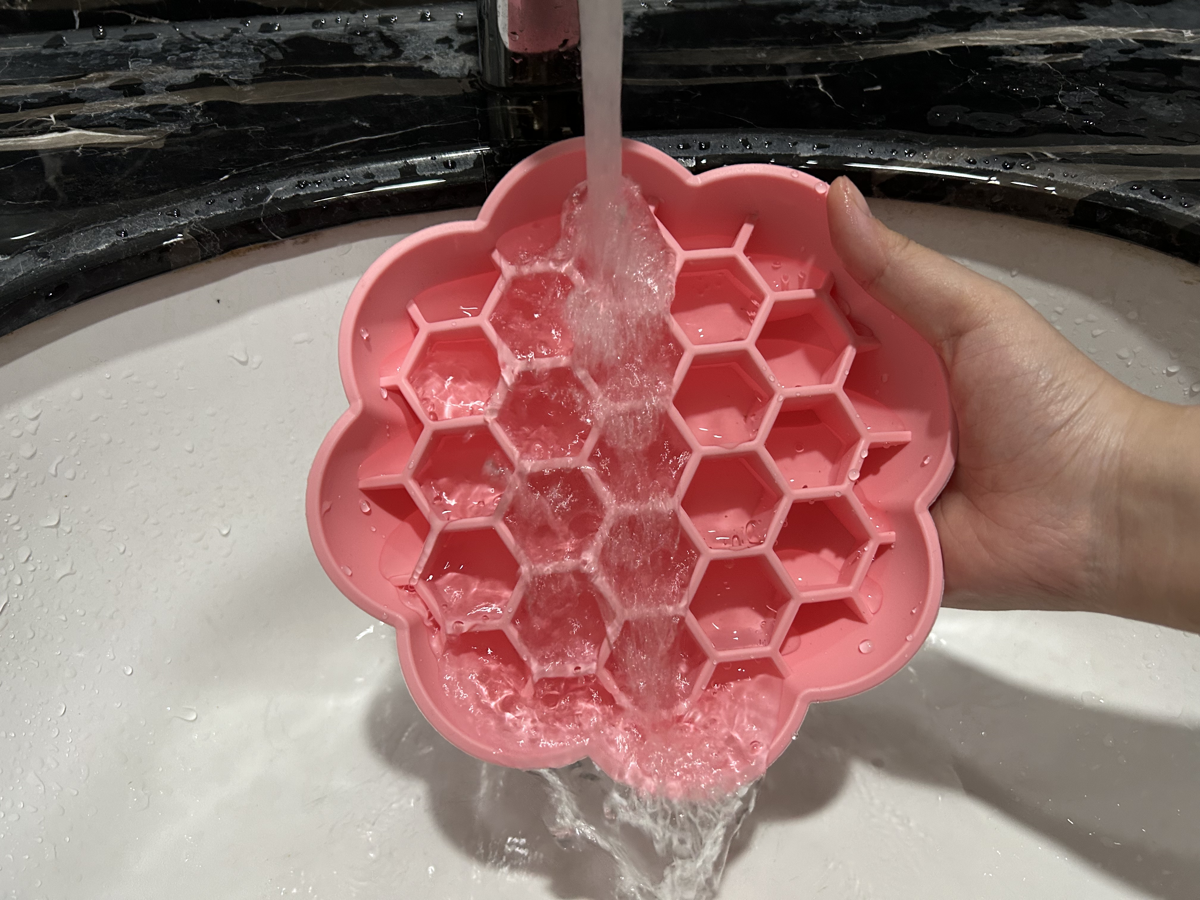 Gamelle anti-glouton adaptée à toutes les races de chiens, prévenant les risques d'étouffement. Gamelle à ventouse pour aliments sains. 5