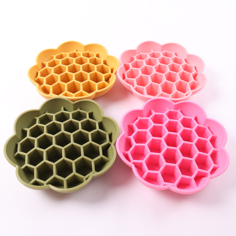 Gamelle anti-glouton adaptée à toutes les races de chiens, prévenant les risques d'étouffement. Gamelle à ventouse pour aliments sains. 9