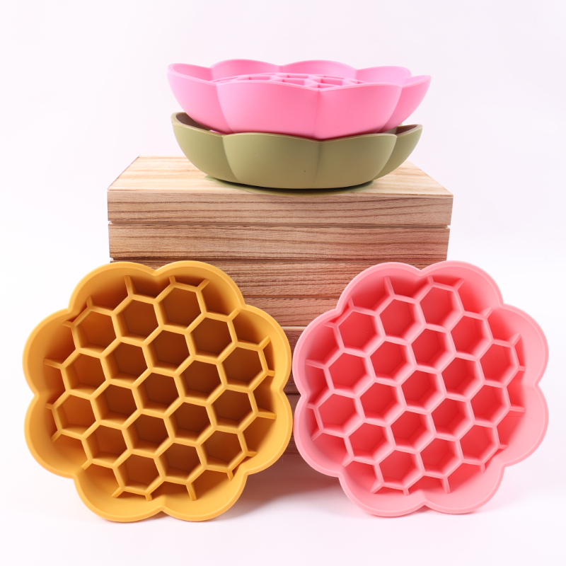 Gamelle anti-glouton adaptée à toutes les races de chiens, prévenant les risques d'étouffement. Gamelle à ventouse pour aliments sains. 8