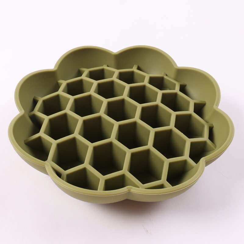 Gamelle anti-glouton adaptée à toutes les races de chiens, prévenant les risques d'étouffement. Gamelle à ventouse pour aliments sains. 3