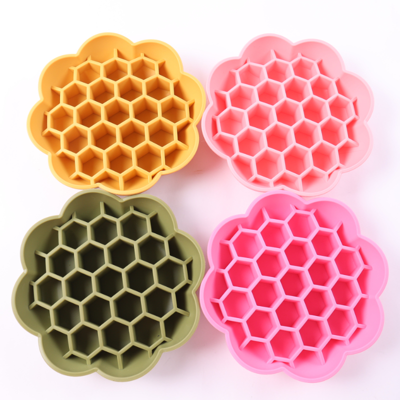 Gamelle anti-glouton adaptée à toutes les races de chiens, prévenant les risques d'étouffement. Gamelle à ventouse pour aliments sains. 2