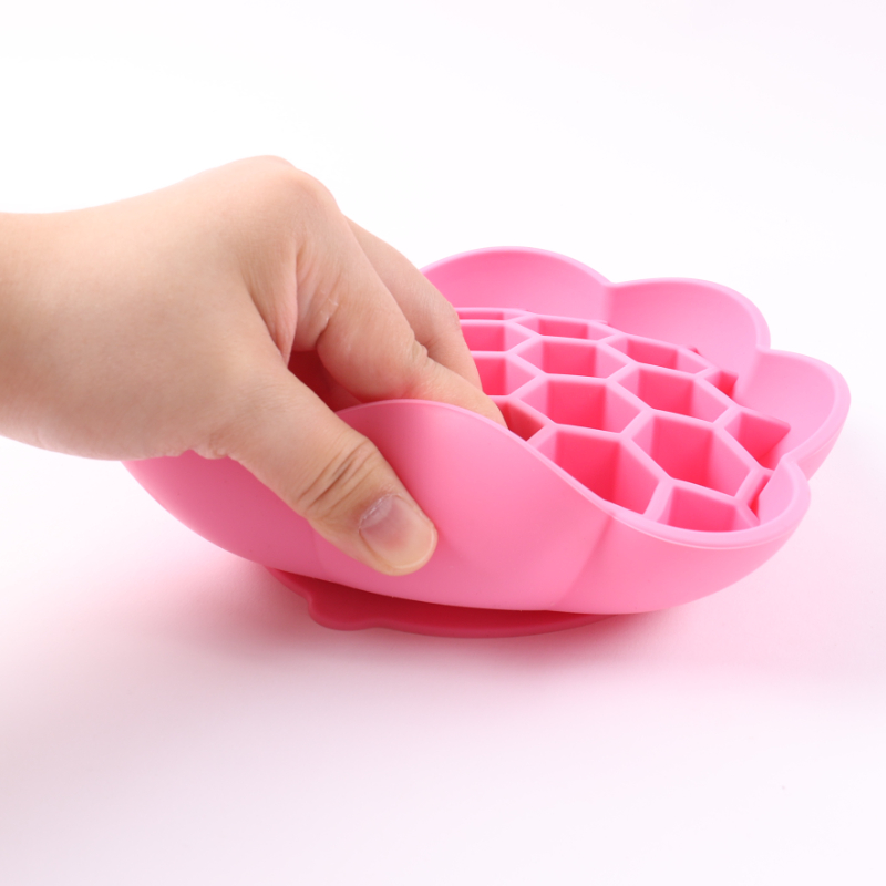 Gamelle anti-glouton adaptée à toutes les races de chiens, prévenant les risques d'étouffement. Gamelle à ventouse pour aliments sains. 4