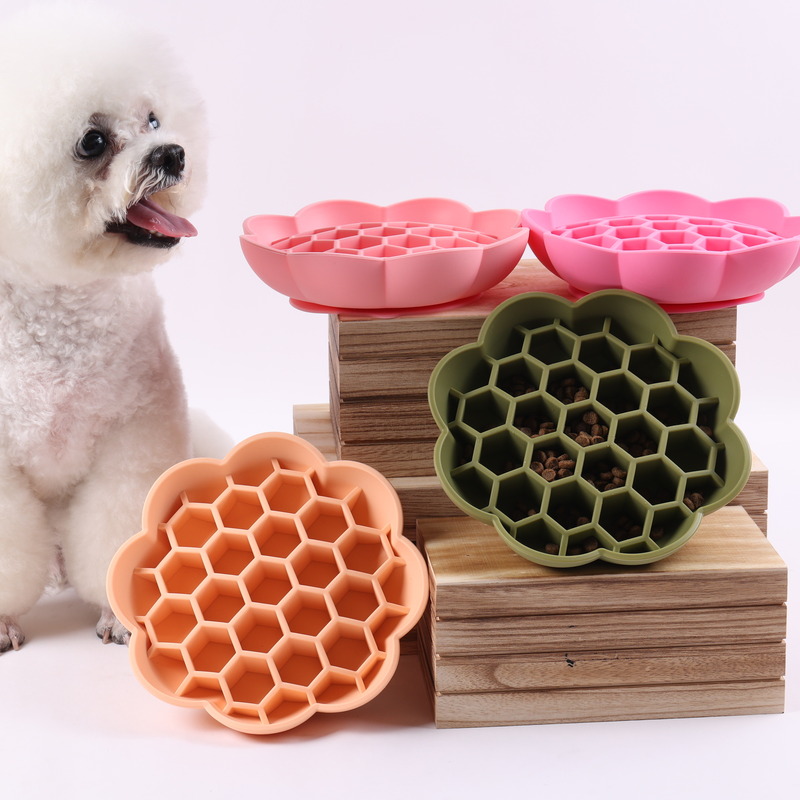 Gamelle anti-glouton adaptée à toutes les races de chiens, prévenant les risques d'étouffement. Gamelle à ventouse pour aliments sains. 7