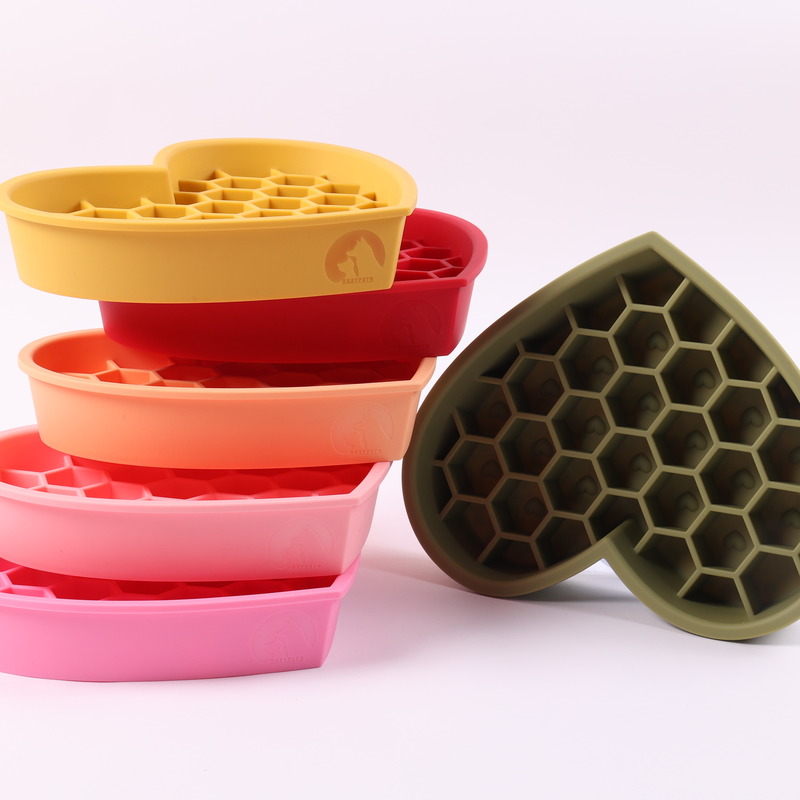 Gamelle anti-glouton en forme de cœur pour chien, idéale pour les petits et grands animaux de compagnie. Silicone de qualité alimentaire. 10
