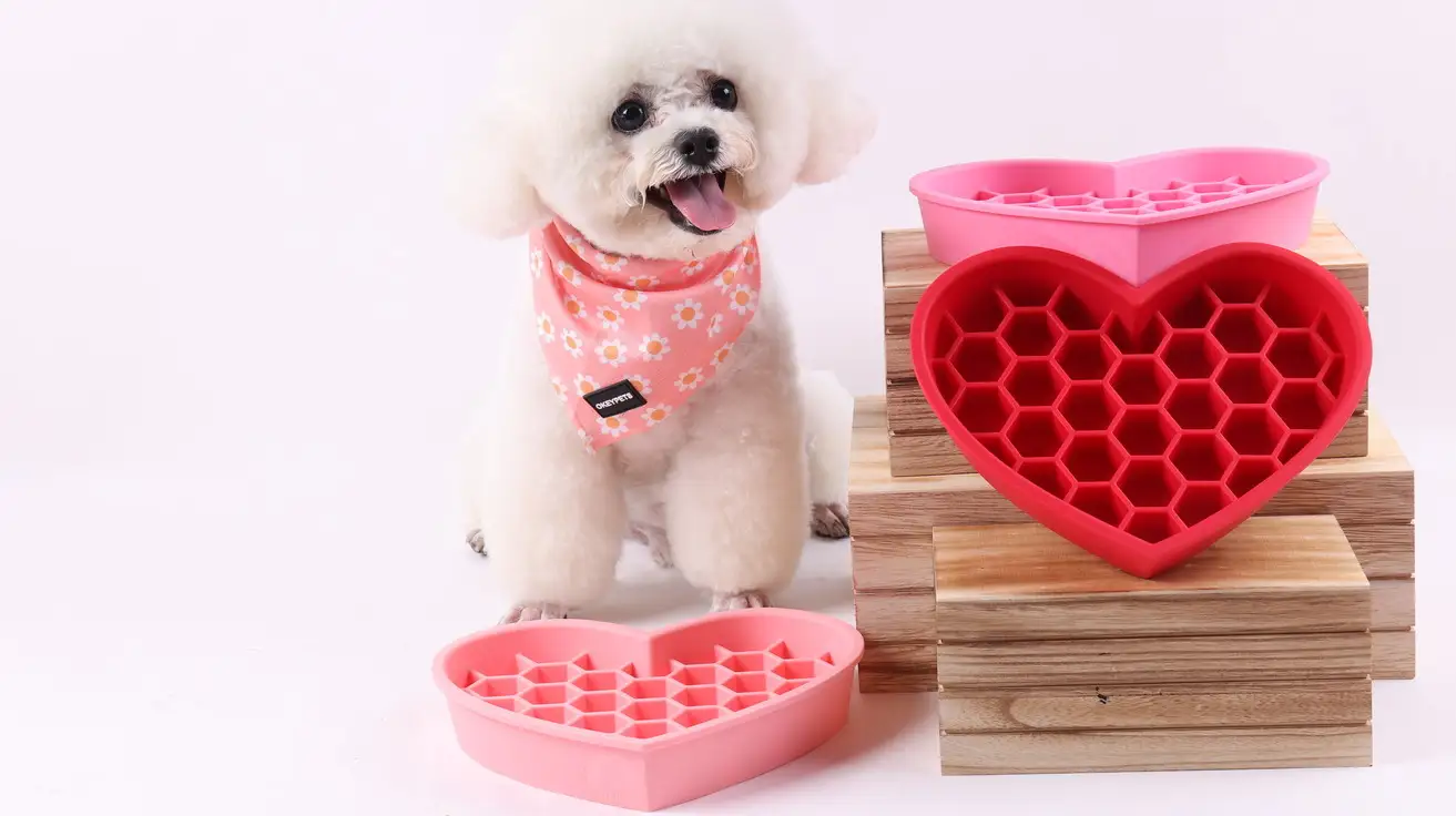 Gamelle anti-glouton en forme de cœur pour chien, idéale pour les petits et grands animaux de compagnie. Silicone de qualité alimentaire. 1