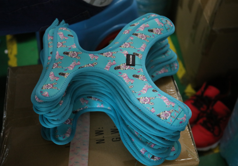 OKEYPETS Egyedi személyre szabott logó gyári nagykereskedelmi szublimációs nyomtatás poliészter neoprén kényelmes kutyahám szettek 4