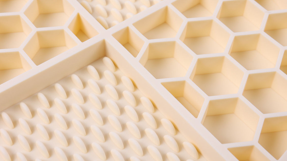 Les chiens mangent rapidement, ce qui peut provoquer des indigestions et même mettre leur vie en danger ! 10