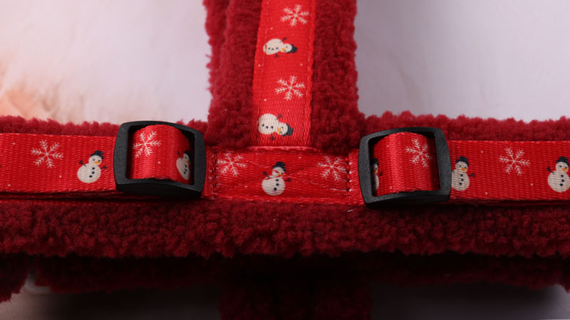 Adjustable buckle on the shoulder strap of the sherpa dog harness allowing multi-level size adjustment