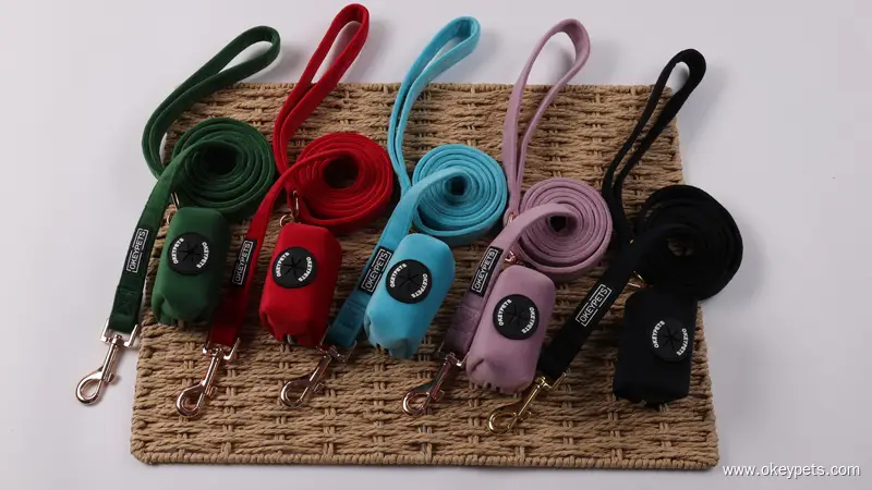 Distributeur de sacs à déjections canines en velours personnalisé OKEYPETS 1