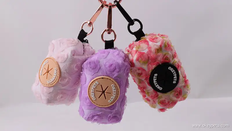 OKEYPETS Sacs à déjections canines personnalisés au crochet avec motif floral - Accessoires pour animaux - Distributeur de sacs à déjections canines 1