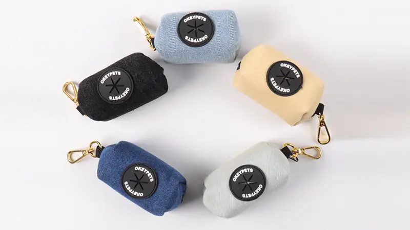 Distributeur de sacs à déjections canines en denim personnalisé 1