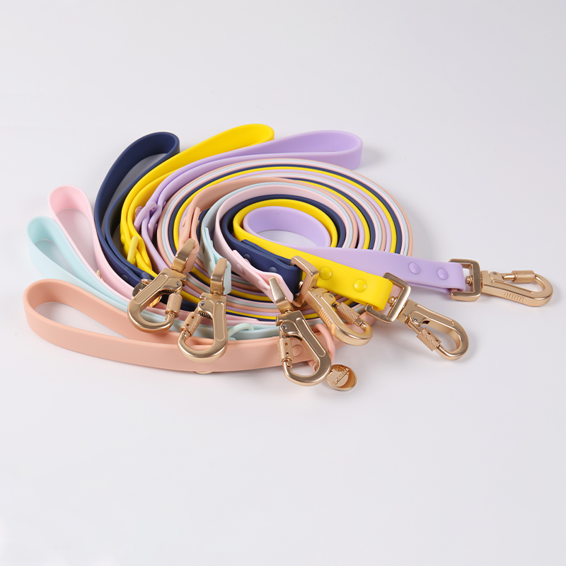 Ensemble collier et laisse pour chien en PVC multicolore, en vente en gros. Collier souple imperméable avec logo personnalisé et étiquette nominative. 18