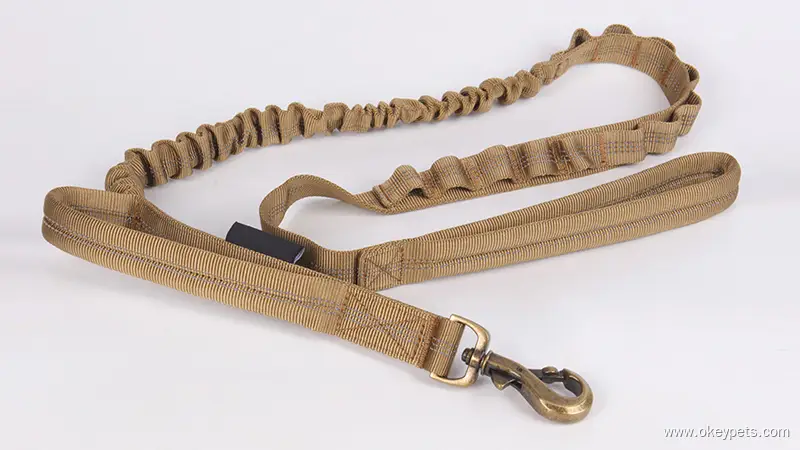 Laisse tactique pour chien OKEYPETS personnalisée avec logo, réglable, robuste et à dégagement rapide, avec poignée de transport. 1