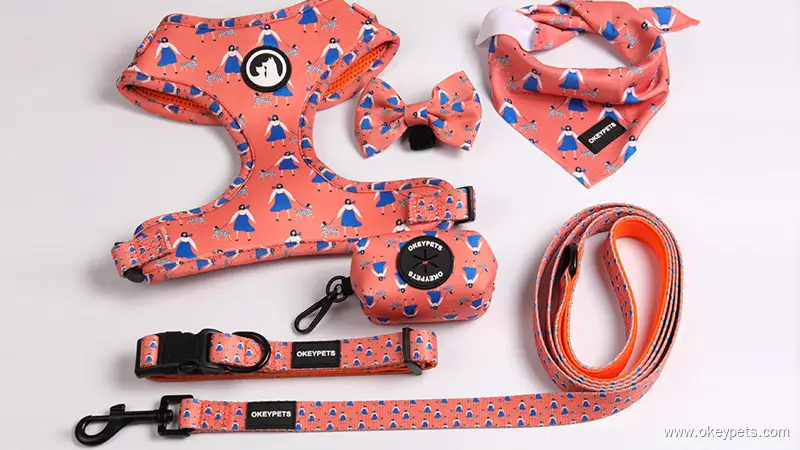 OKEYPETS - Collier pour chien en néoprène anti-traction, réglable, avec porte-sacs à déjections canines et imprimé. 1