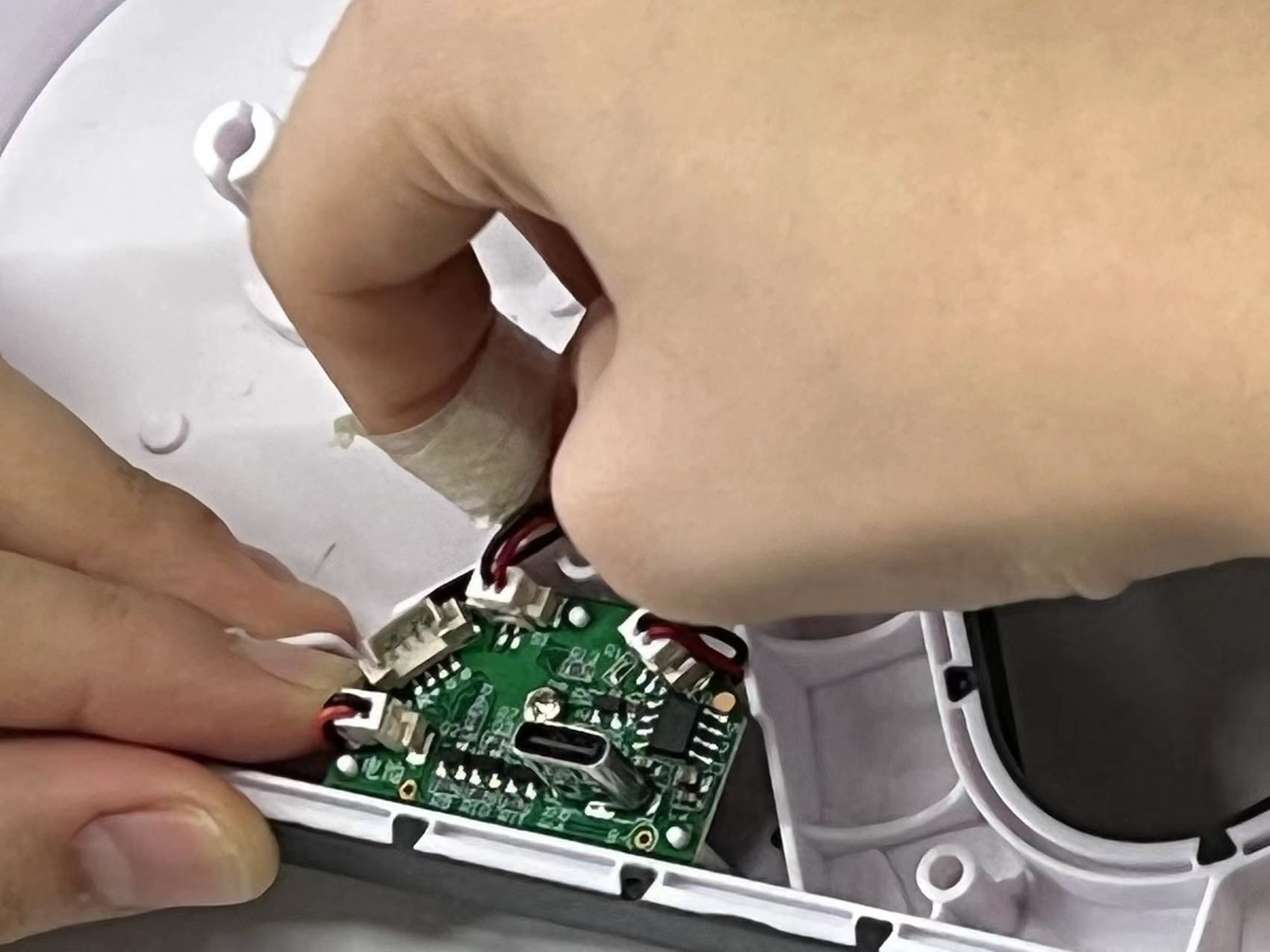 L'avenir des promenades nocturnes : découvrez la laisse rétractable pour chien OKEYPETS LED 2.0 5