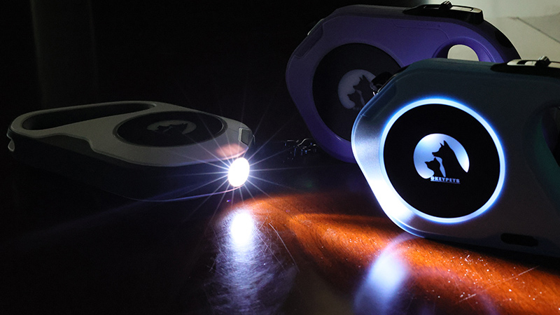 L'avenir des promenades nocturnes : découvrez la laisse rétractable pour chien OKEYPETS LED 2.0 2
