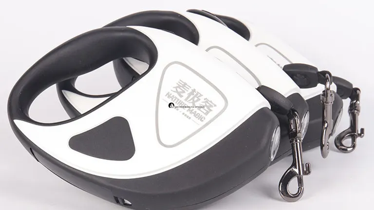 LED Retractable Dog Leash - 16 ft Tangle-Free Light-Up Leash 1