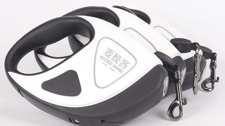 LED Retractable Dog Leash - 16 ft Tangle-Free, Quick Lock, Comfortable Grip 1