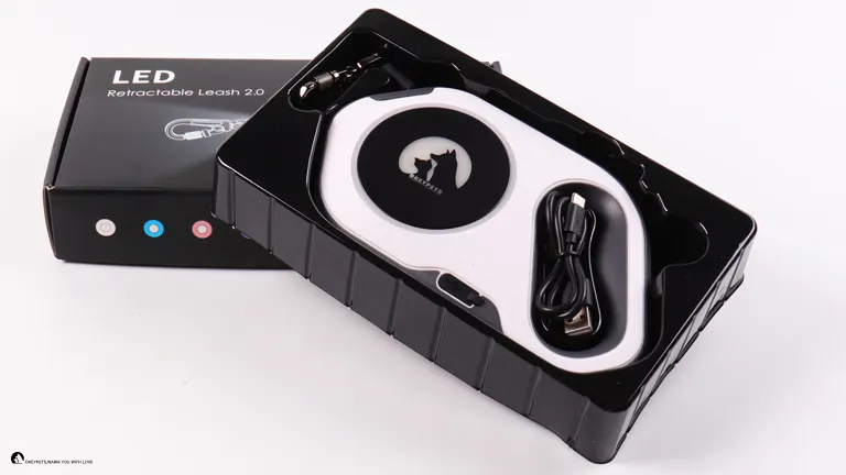 Retractable LED Dog Leash with One-Handed Brake & Lock System 1